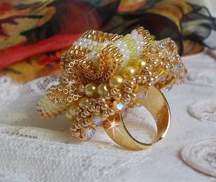 Zonnebloem Gouden Haute-Couture ring geborduurd met 24 karaats vergulde rocailles en Swarovski kristallen 
