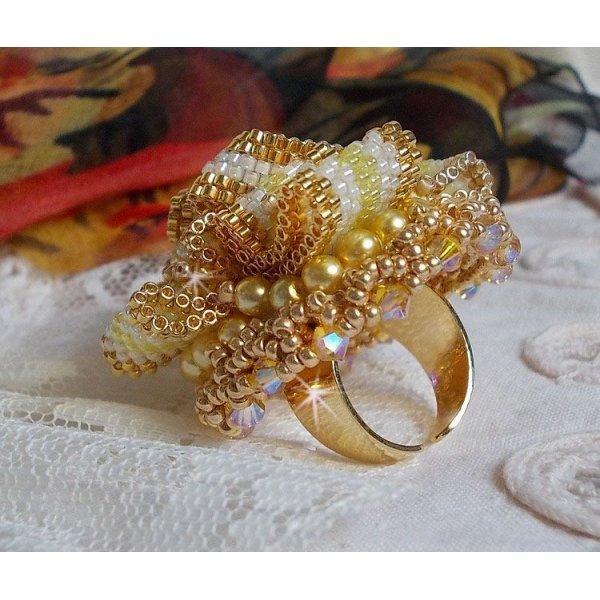 Zonnebloem Gouden Haute-Couture ring geborduurd met 24 karaats vergulde rocailles en Swarovski kristallen 