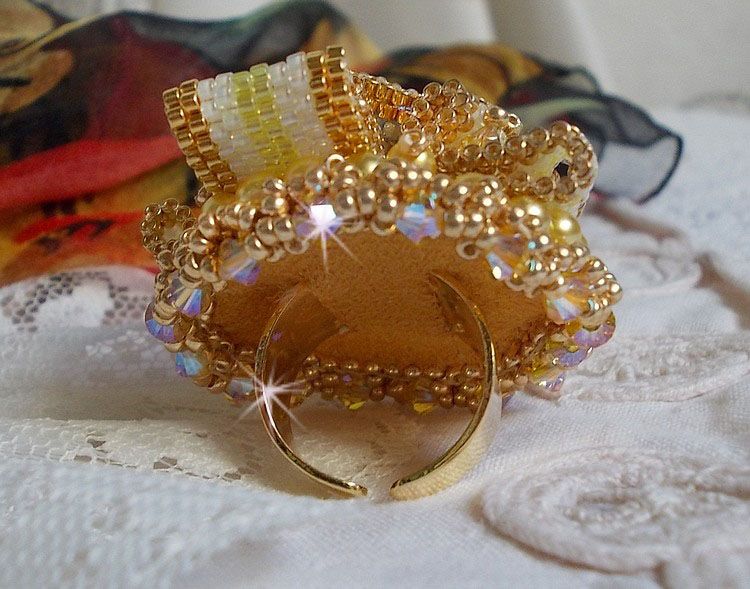 Zonnebloem Gouden Haute-Couture ring geborduurd met 24 karaats vergulde rocailles en Swarovski kristallen 