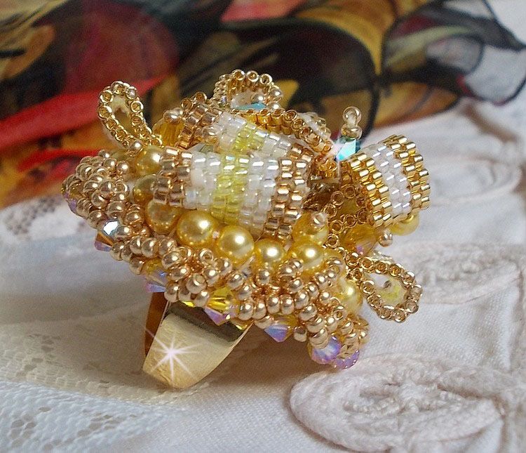 Zonnebloem Gouden Haute-Couture ring geborduurd met 24 karaats vergulde rocailles en Swarovski kristallen 