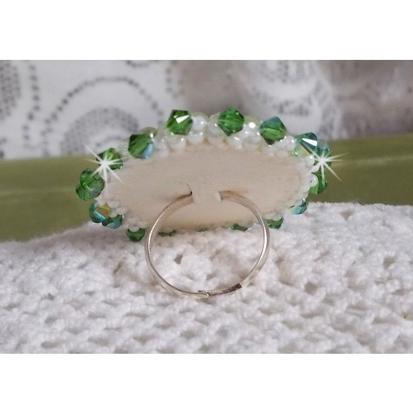 Bague S&eacute;duction Charme cr&eacute;e avec un cabochon d'un style Victorien d'une femme aux cheveux boucl&eacute;es avec des roses