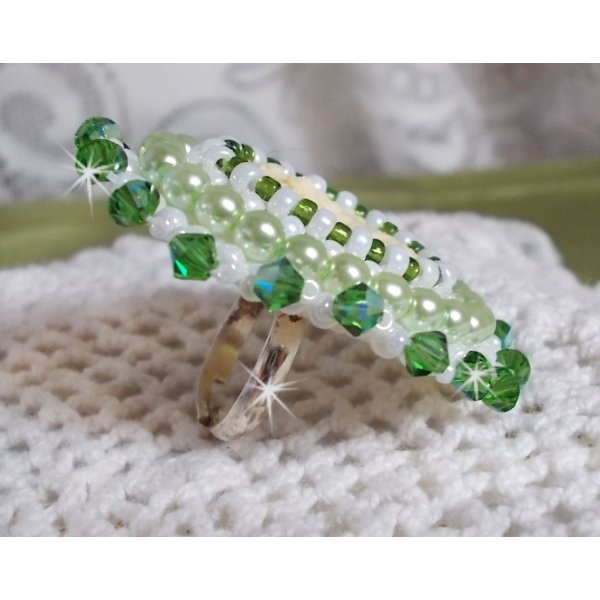 Bague S&eacute;duction Charme cr&eacute;e avec un cabochon d'un style Victorien d'une femme aux cheveux boucl&eacute;es avec des roses