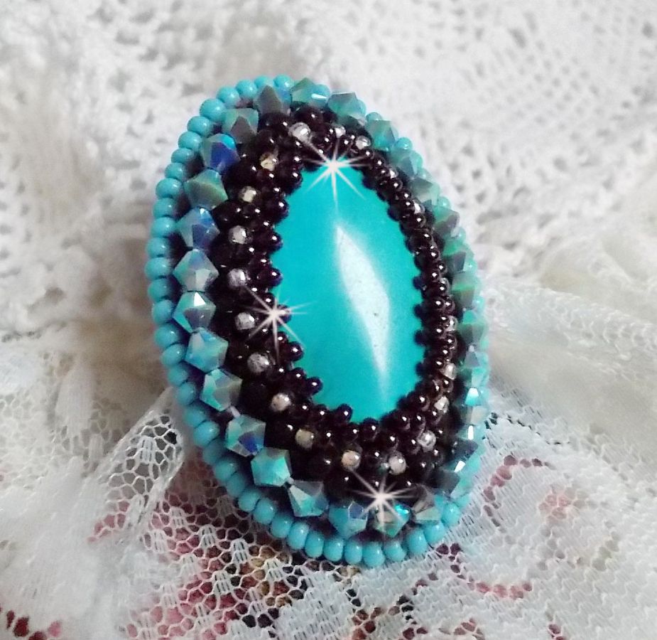 Turquoise ring geborduurd met een Turquoise cabochon, PureCrystal tolletjes en rocailles