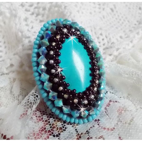 Turquoise ring geborduurd met een Turquoise cabochon, PureCrystal tolletjes en rocailles