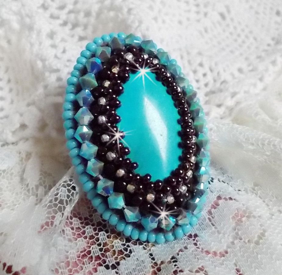 Turquoise ring geborduurd met een Turquoise cabochon, PureCrystal tolletjes en rocailles