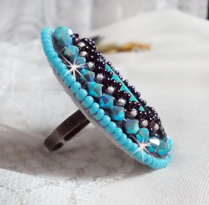 Turquoise ring geborduurd met een Turquoise cabochon, PureCrystal tolletjes en rocailles