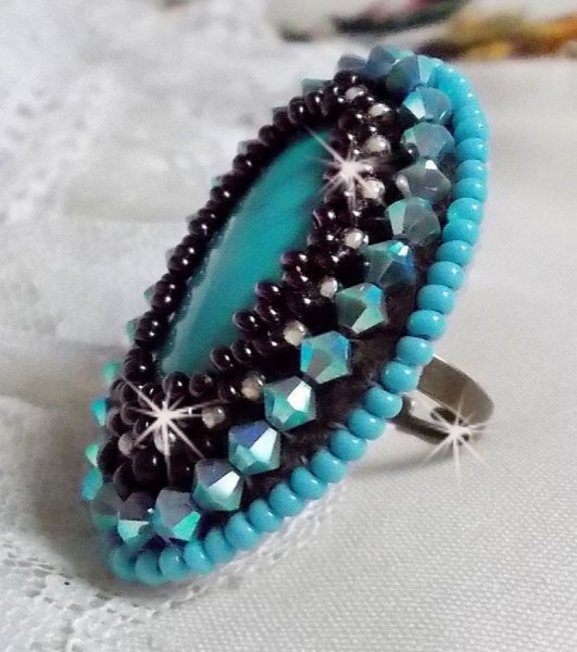 Turquoise ring geborduurd met een Turquoise cabochon, PureCrystal tolletjes en rocailles