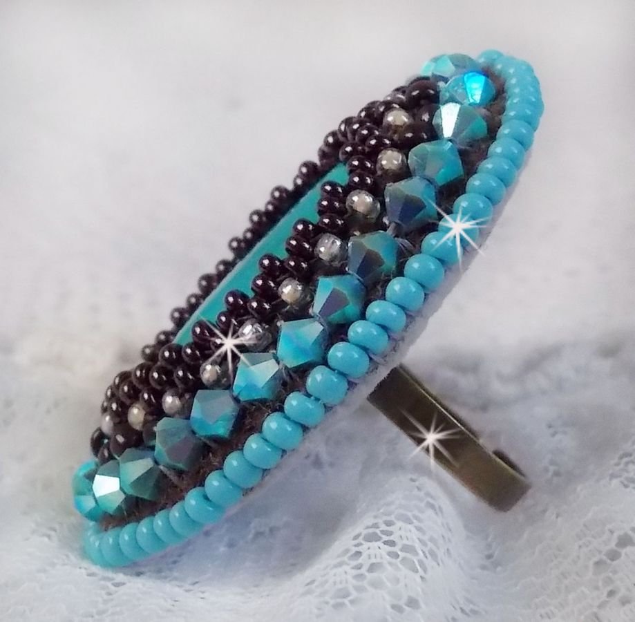 Turquoise ring geborduurd met een Turquoise cabochon, PureCrystal tolletjes en rocailles