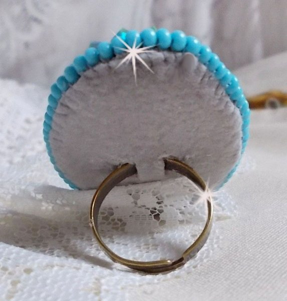 Turquoise ring geborduurd met een Turquoise cabochon, PureCrystal tolletjes en rocailles