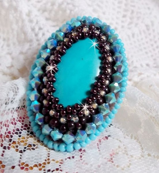 Turquoise ring geborduurd met een Turquoise cabochon, PureCrystal tolletjes en rocailles