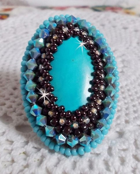 Turquoise ring geborduurd met een Turquoise cabochon, PureCrystal tolletjes en rocailles