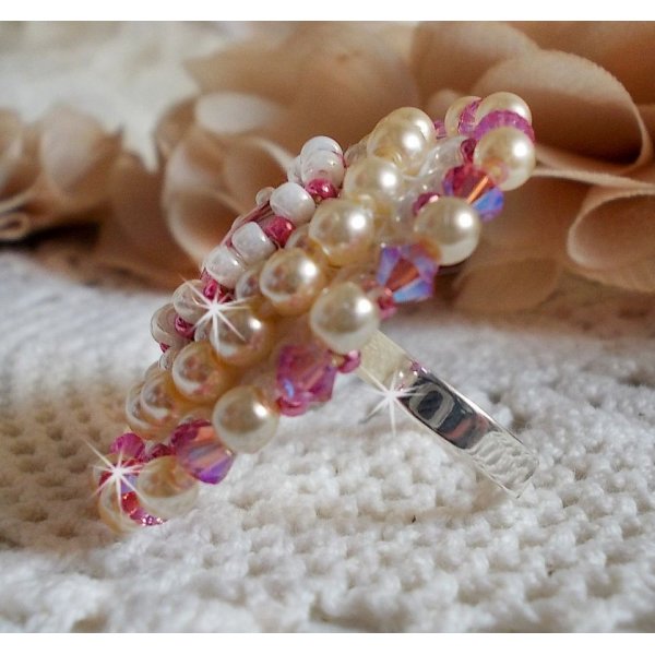 Bague Valmont Victorienne avec un cabochon en r&eacute;sine et des perles nacr&eacute;es