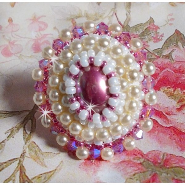 Bague Valmont Victorienne avec un cabochon en r&eacute;sine et des perles nacr&eacute;es