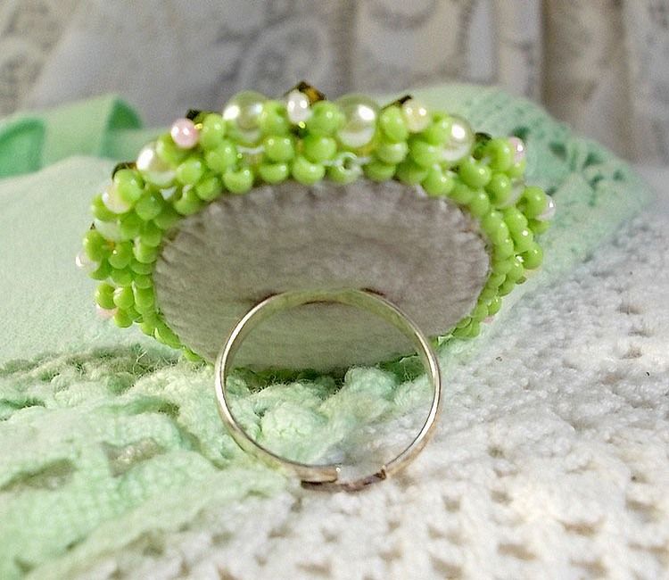 Anisse ring geborduurd met een hars cabochon portret van een vrouw met rozen en Swarovski kristallen