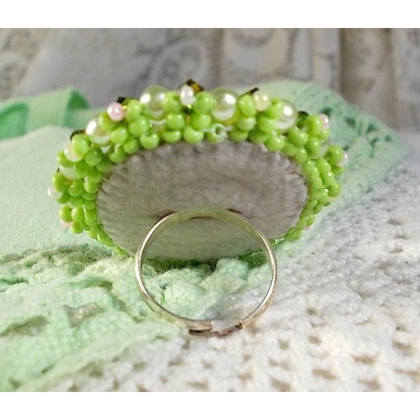 Anisse ring geborduurd met een hars cabochon portret van een vrouw met rozen en Swarovski kristallen