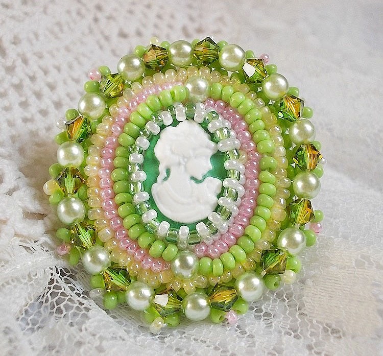 Anisse ring geborduurd met een hars cabochon portret van een vrouw met rozen en Swarovski kristallen