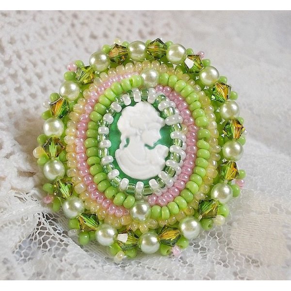 Anisse ring geborduurd met een hars cabochon portret van een vrouw met rozen en Swarovski kristallen