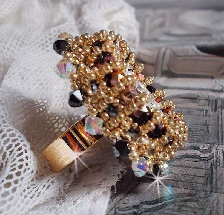 Heilige zwarte ring geborduurd met vintage Swarovski kristallen, facetten en rocailles