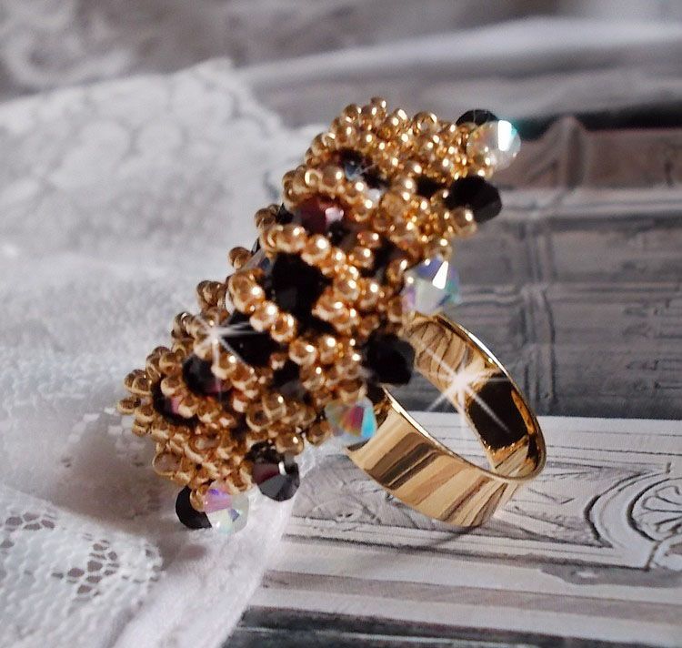 Heilige zwarte ring geborduurd met vintage Swarovski kristallen, facetten en rocailles