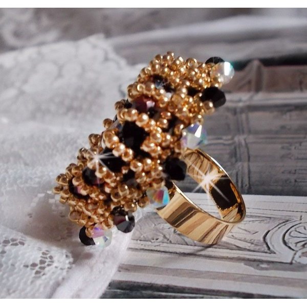 Heilige zwarte ring geborduurd met vintage Swarovski kristallen, facetten en rocailles