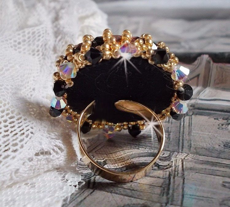 Heilige zwarte ring geborduurd met vintage Swarovski kristallen, facetten en rocailles
