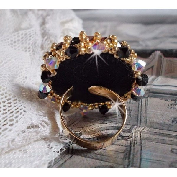 Heilige zwarte ring geborduurd met vintage Swarovski kristallen, facetten en rocailles