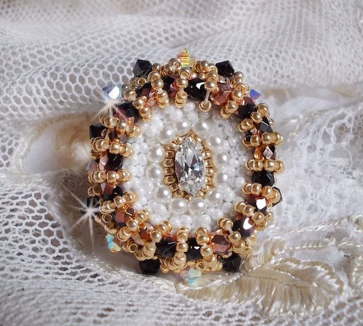 Heilige zwarte ring geborduurd met vintage Swarovski kristallen, facetten en rocailles