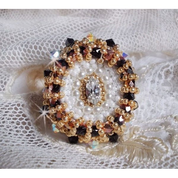 Heilige zwarte ring geborduurd met vintage Swarovski kristallen, facetten en rocailles