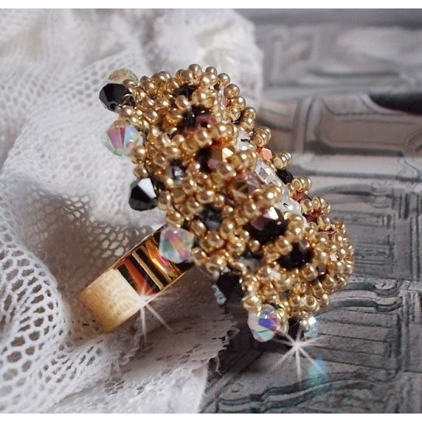 Heilige zwarte ring geborduurd met vintage Swarovski kristallen, facetten en rocailles