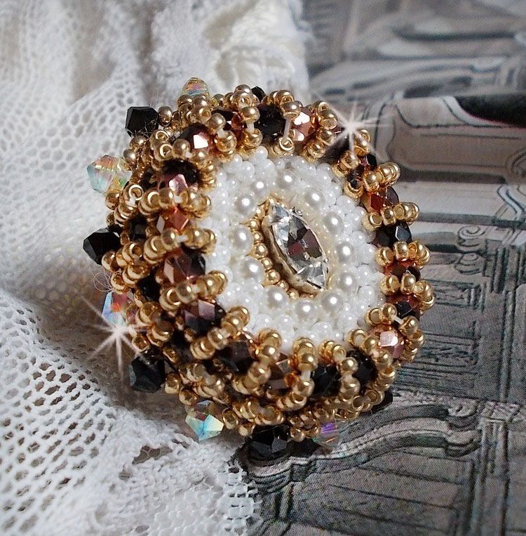 Heilige zwarte ring geborduurd met vintage Swarovski kristallen, facetten en rocailles