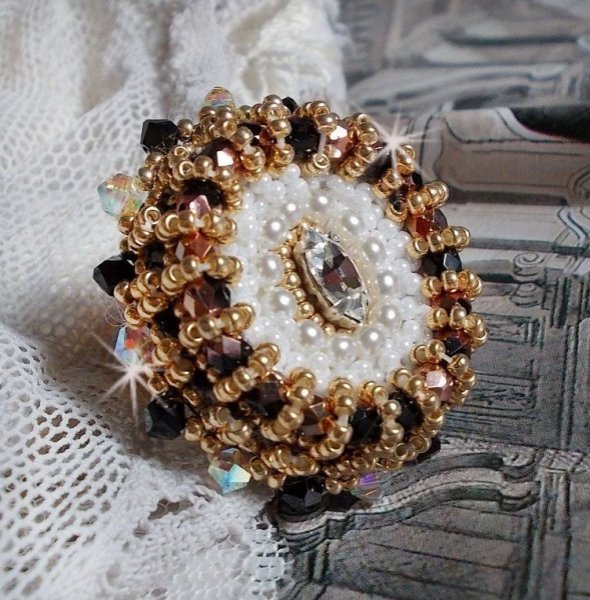 Heilige zwarte ring geborduurd met vintage Swarovski kristallen, facetten en rocailles