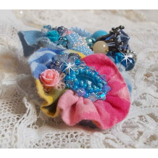 Far West haarspeld geborduurd met halfedelstenen (Sodaliet en Gele Jade), Jean stof met bloemen, Swarovski kristallen en rocailles.