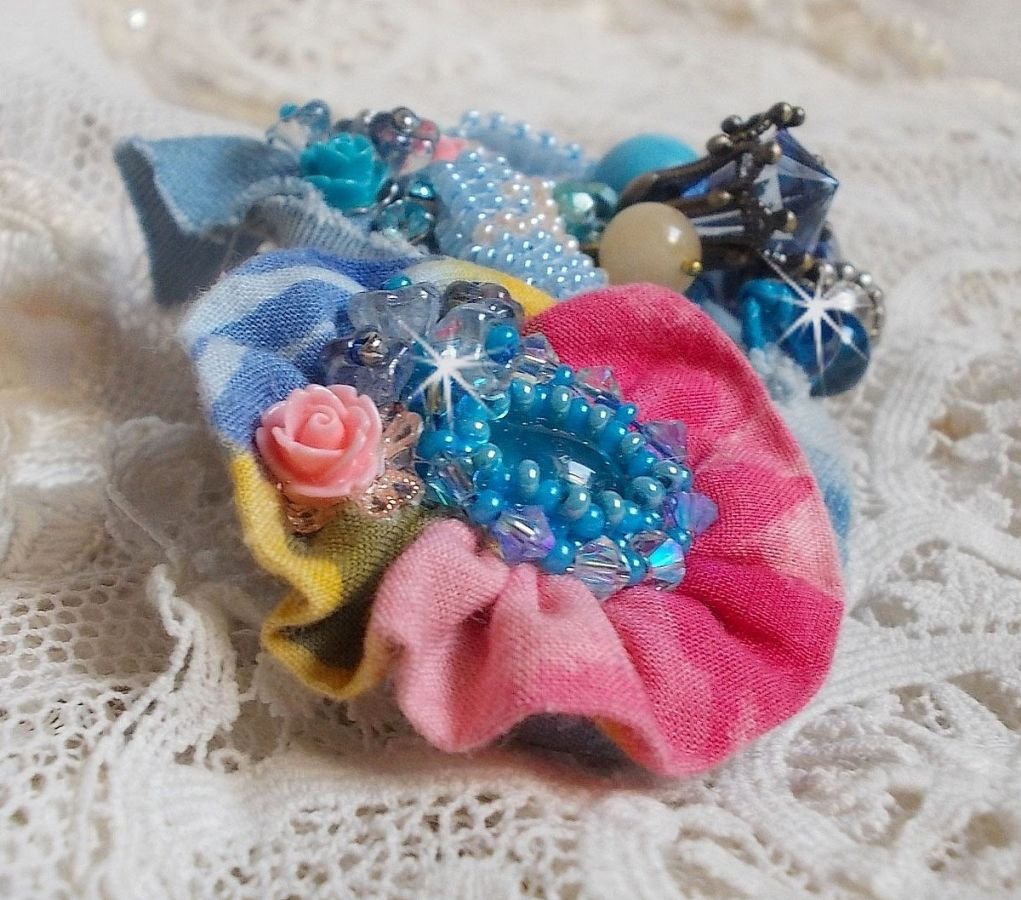 Far West haarspeld geborduurd met halfedelstenen (Sodaliet en Gele Jade), Jean stof met bloemen, Swarovski kristallen en rocailles.