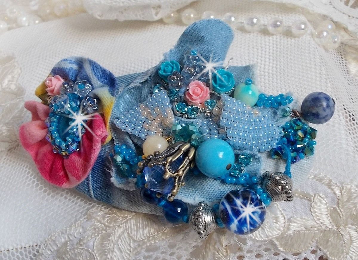 Far West haarspeld geborduurd met halfedelstenen (Sodaliet en Gele Jade), Jean stof met bloemen, Swarovski kristallen en rocailles.