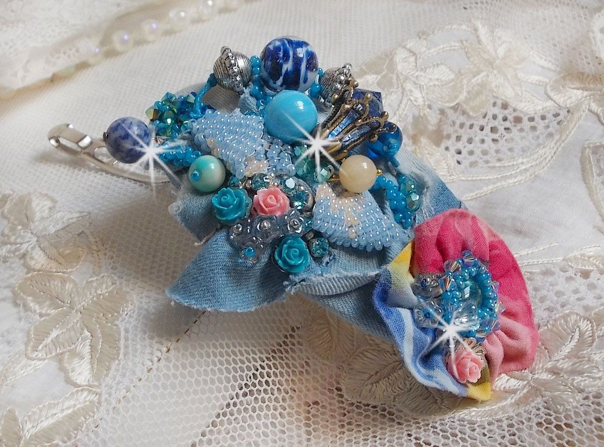 Far West haarspeld geborduurd met halfedelstenen (Sodaliet en Gele Jade), Jean stof met bloemen, Swarovski kristallen en rocailles.