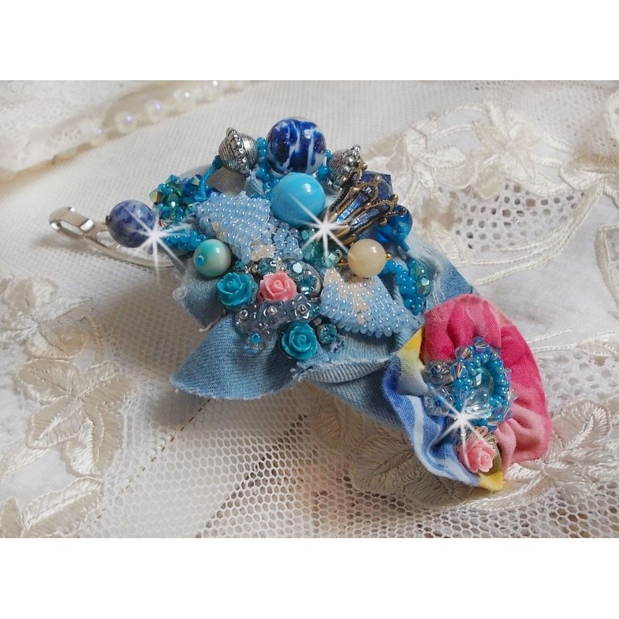 Far West haarspeld geborduurd met halfedelstenen (Sodaliet en Gele Jade), Jean stof met bloemen, Swarovski kristallen en rocailles.