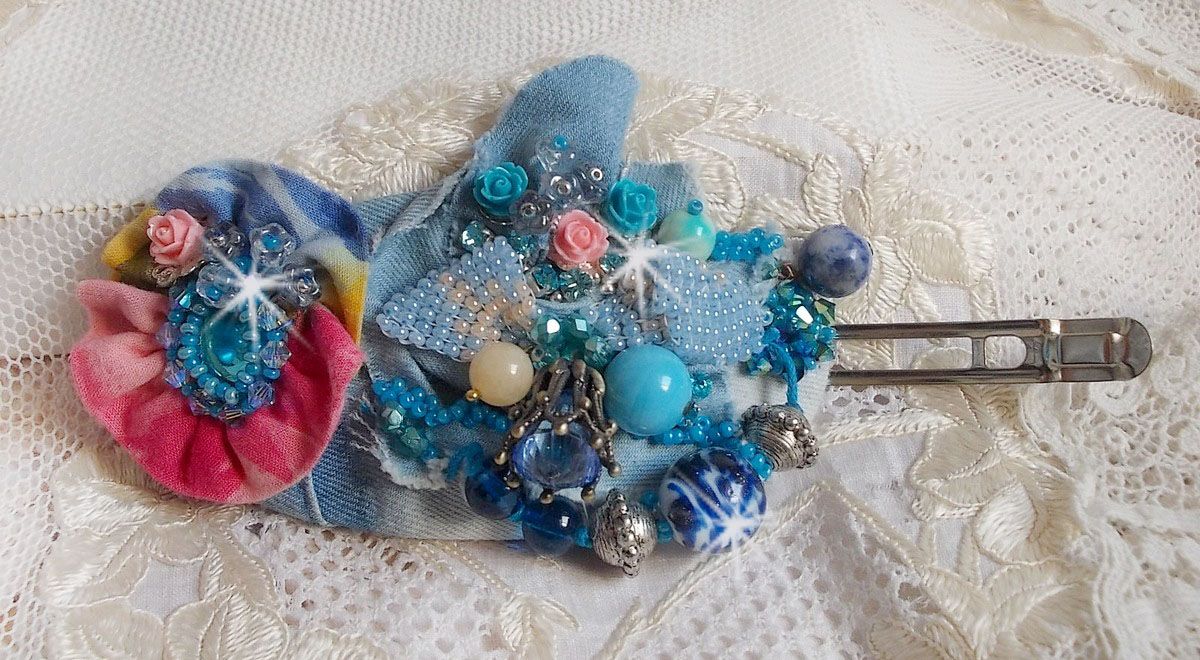 Far West haarspeld geborduurd met halfedelstenen (Sodaliet en Gele Jade), Jean stof met bloemen, Swarovski kristallen en rocailles.