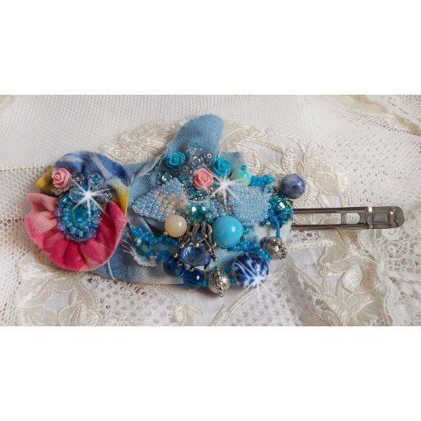 Far West haarspeld geborduurd met halfedelstenen (Sodaliet en Gele Jade), Jean stof met bloemen, Swarovski kristallen en rocailles.