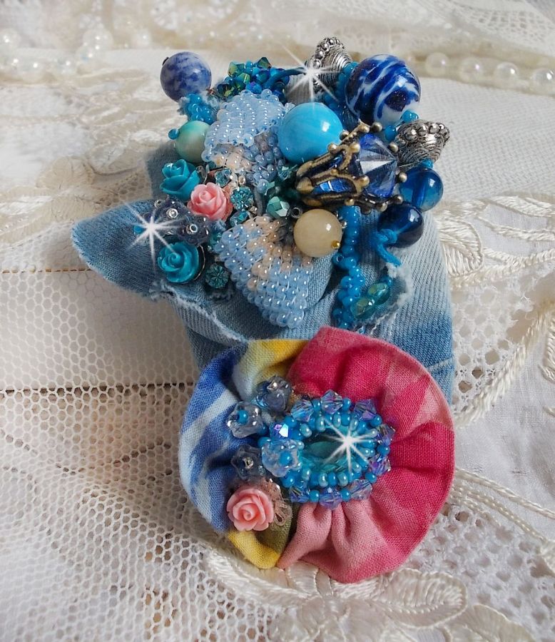 Far West haarspeld geborduurd met halfedelstenen (Sodaliet en Gele Jade), Jean stof met bloemen, Swarovski kristallen en rocailles.