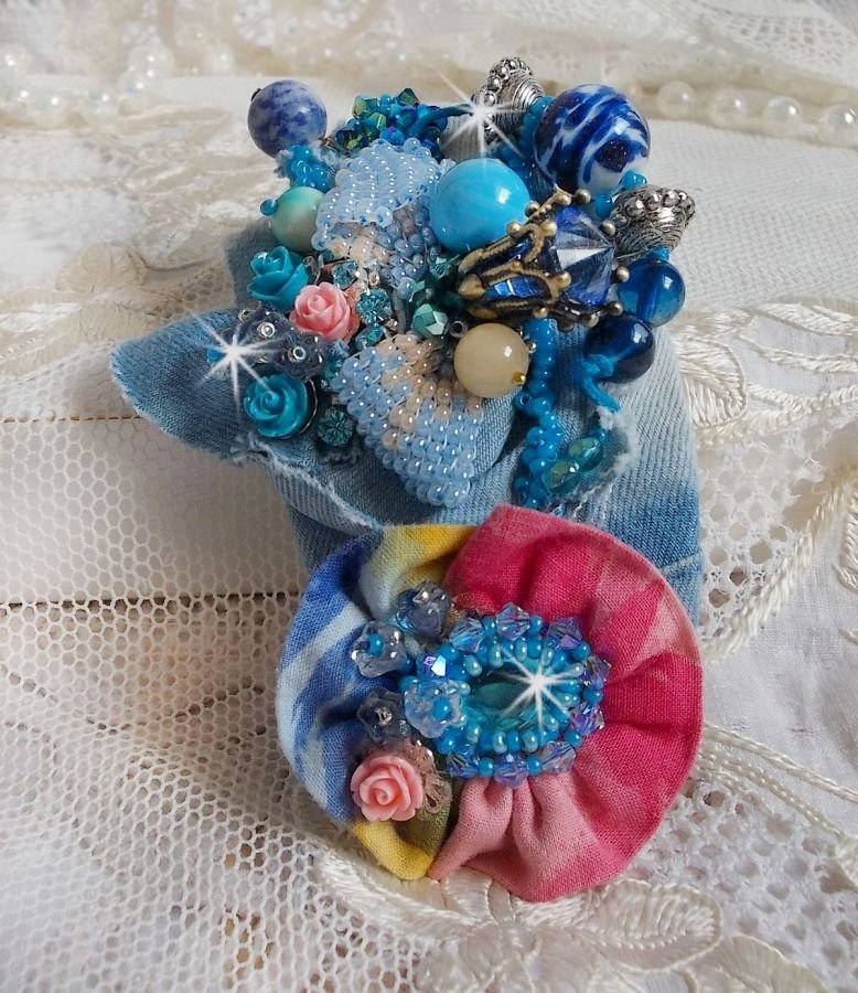 Far West haarspeld geborduurd met halfedelstenen (Sodaliet en Gele Jade), Jean stof met bloemen, Swarovski kristallen en rocailles.