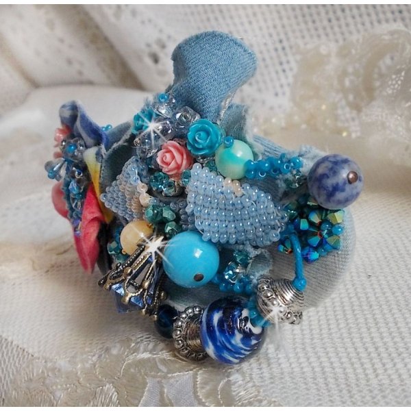 Far West haarspeld geborduurd met halfedelstenen (Sodaliet en Gele Jade), Jean stof met bloemen, Swarovski kristallen en rocailles.