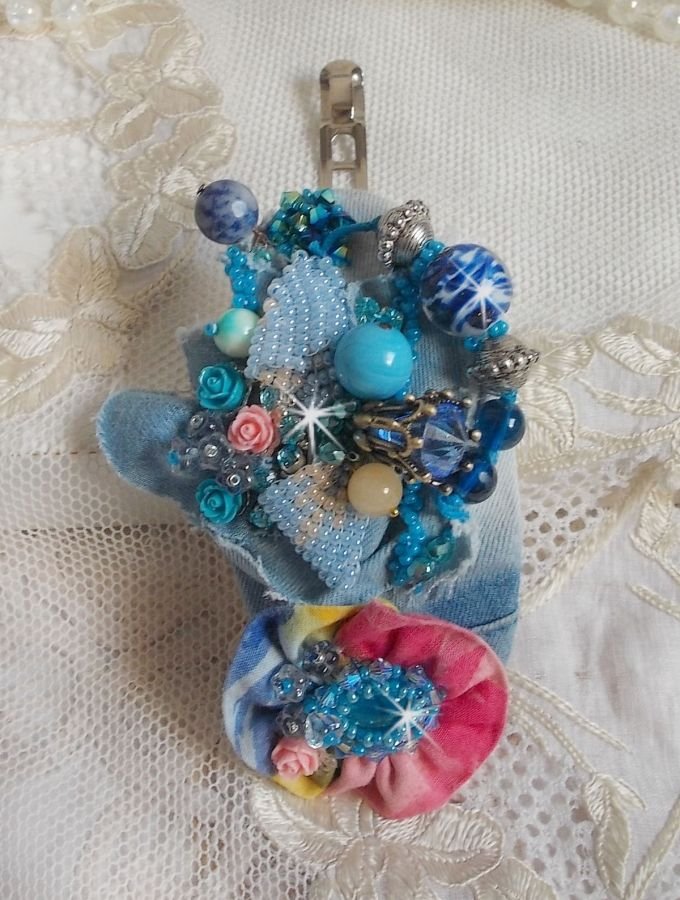 Far West haarspeld geborduurd met halfedelstenen (Sodaliet en Gele Jade), Jean stof met bloemen, Swarovski kristallen en rocailles.