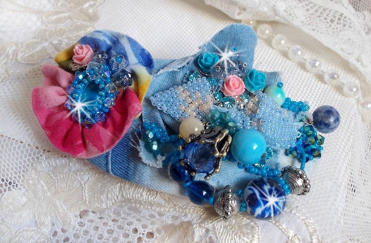 Far West haarspeld geborduurd met halfedelstenen (Sodaliet en Gele Jade), Jean stof met bloemen, Swarovski kristallen en rocailles.