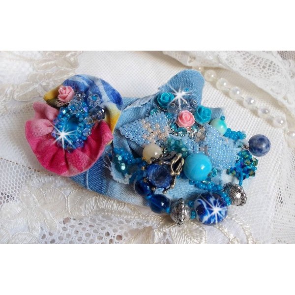Far West haarspeld geborduurd met halfedelstenen (Sodaliet en Gele Jade), Jean stof met bloemen, Swarovski kristallen en rocailles.