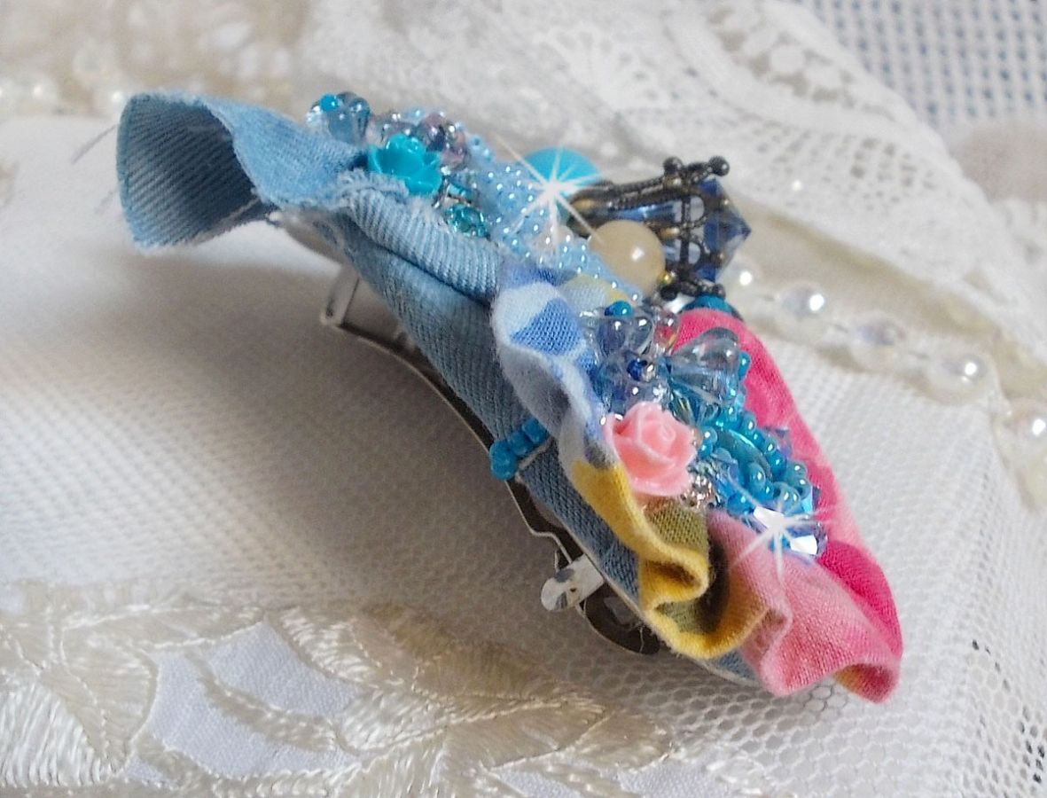 Far West haarspeld geborduurd met halfedelstenen (Sodaliet en Gele Jade), Jean stof met bloemen, Swarovski kristallen en rocailles.
