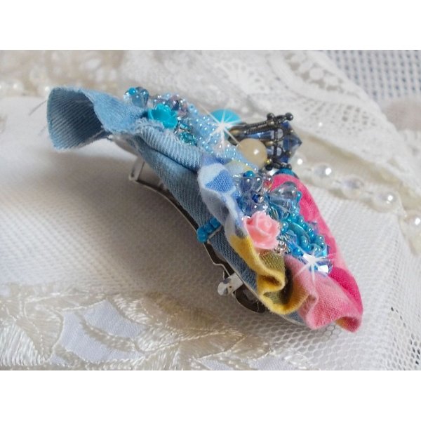 Far West haarspeld geborduurd met halfedelstenen (Sodaliet en Gele Jade), Jean stof met bloemen, Swarovski kristallen en rocailles.