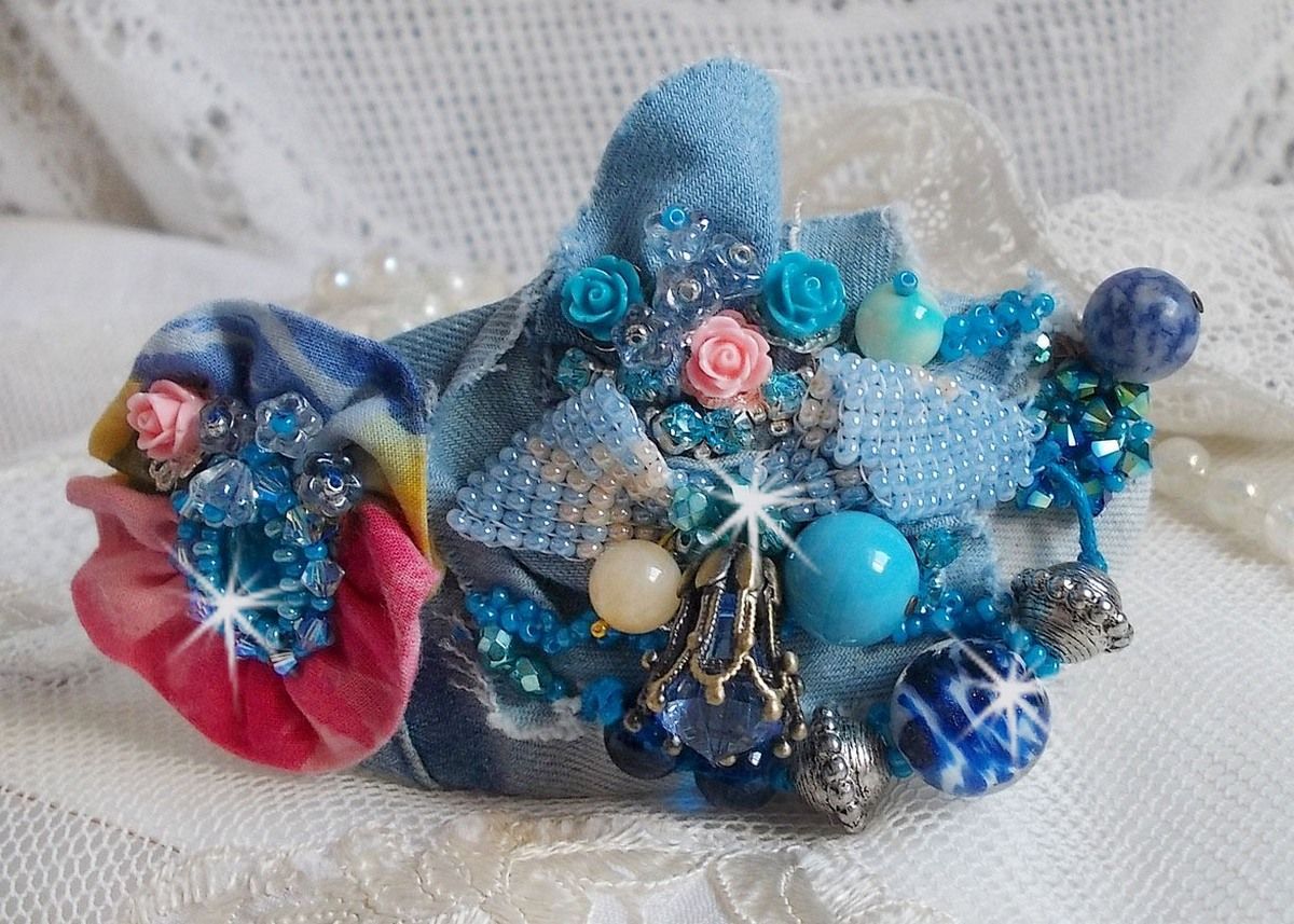 Far West haarspeld geborduurd met halfedelstenen (Sodaliet en Gele Jade), Jean stof met bloemen, Swarovski kristallen en rocailles.