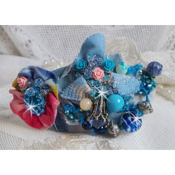 Far West haarspeld geborduurd met halfedelstenen (Sodaliet en Gele Jade), Jean stof met bloemen, Swarovski kristallen en rocailles.