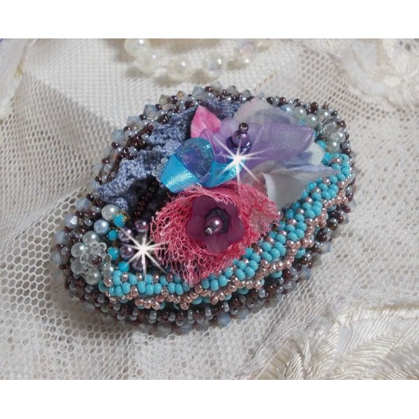 Mademoiselle Bluse Haute-Couture haarspeld geborduurd met parelgrijs kant, ronde parels, Lucite bloemen en zaadkralen