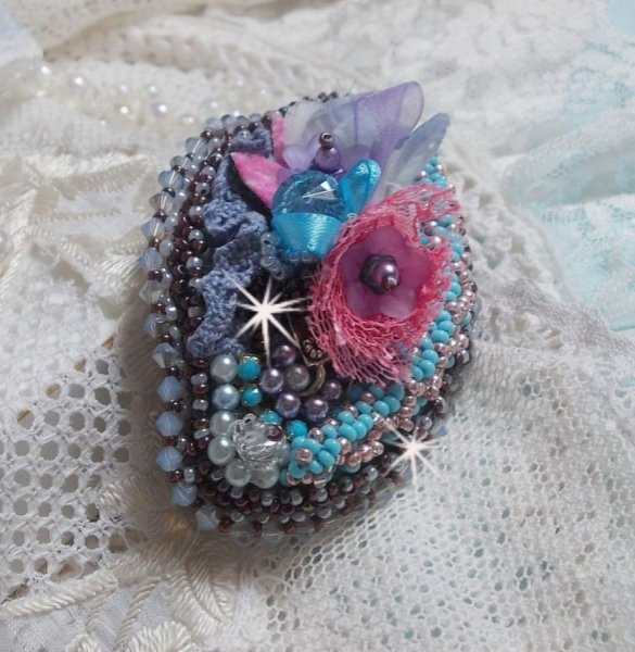 Mademoiselle Bluse Haute-Couture haarspeld geborduurd met parelgrijs kant, ronde parels, Lucite bloemen en zaadkralen